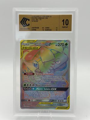 un gros plan d'une carte Pokémon dans un étui en plastique transparent
