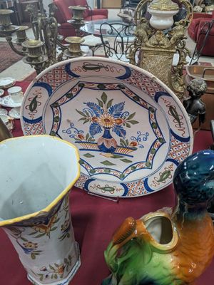 de nombreux vases et assiettes de toutes sortes sur la table