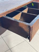 Table en noyer ouvrant par un tiroir, ceinture découpée, rep… (photo 5)