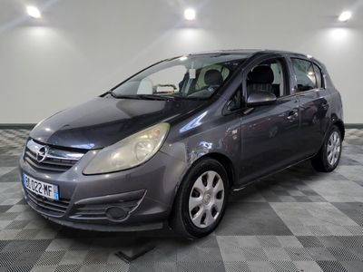 la petite voiture grise est garée dans une grande pièce