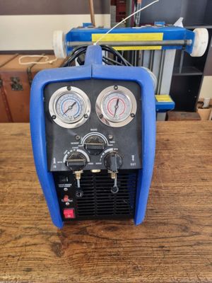 une machine bleue posée sur une table en bois
