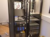 une pièce où se trouvent tout un tas de matériel informatique