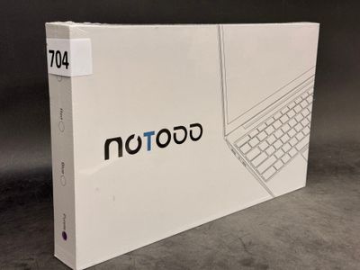 une boîte blanche sur laquelle est posé un clavier blanc