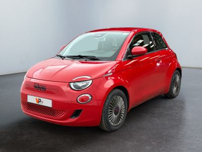 une Smart rouge garée dans une pièce blanche au sol noir