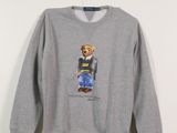 sweat-shirt gris avec un ours sur le devant et un ours dans le dos