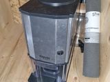 un mixeur noir et argent posé dans une boîte en bois