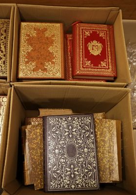 des cartons remplis de livres sont empilés les uns sur les autres dans un carton