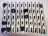 beaucoup de barrettes bleues et noires posées sur une table blanche