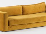 canapé couleur moutarde avec des coussins, sur fond blanc, dans un décor de studio