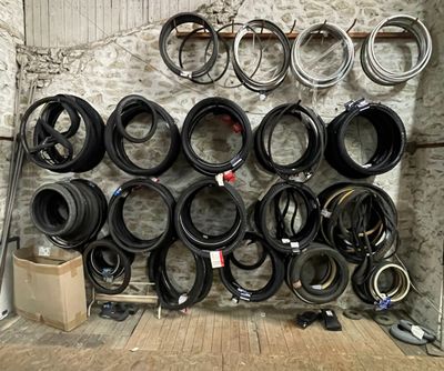 beaucoup de pneus accrochés au mur du garage