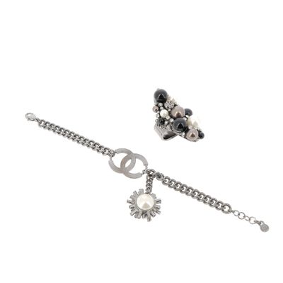 bracelet en argent orné d'un symbole de paix, d'une fleur et d'une perle