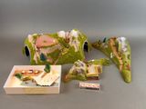 une petite voiture miniature décorée d'animaux et une boîte de cartes