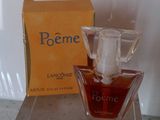 un flacon de parfum posé sur une table à côté d'une boîte de parfum