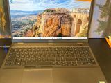 un ordinateur portable ouvert posé sur un bureau, à côté d'un clavier