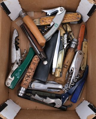 une boîte contenant toutes sortes d'outils