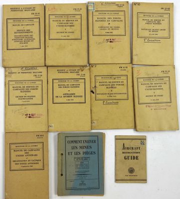 plusieurs vieux livres posés les uns sur les autres sur une table