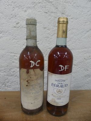 deux bouteilles de vin posées sur une table l'une à côté de l'autre