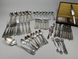 beaucoup de cuillères en argent et de cuillères sur la table