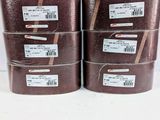 quatre rouleaux de papier kraft sont empilés les uns sur les autres