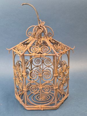 une petite cage à oiseaux avec un oiseau à l'intérieur