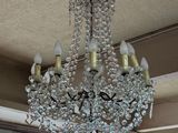 un lustre suspendu au plafond d'une pièce