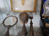 une vitrine contenant des objets en argent