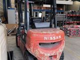 une photo d'un chariot élévateur rouge dans un entrepôt