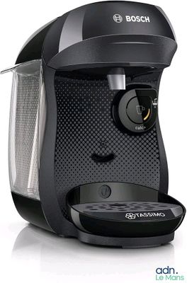 gros plan d'une machine à café sur une surface blanche