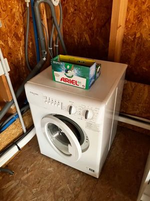 une photo d'un lave-linge et d'un sèche-linge dans une pièce