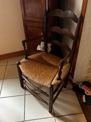 une chaise qui se trouve dans le coin d'une pièce