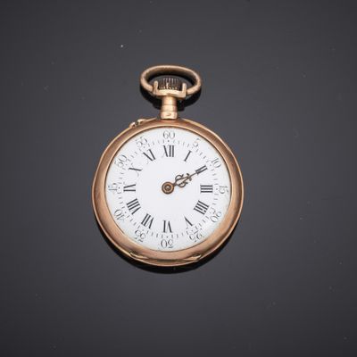 une montre de poche ancienne avec des chiffres romains sur fond noir