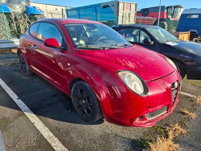 une photo d'une voiture rouge garée sur un parking