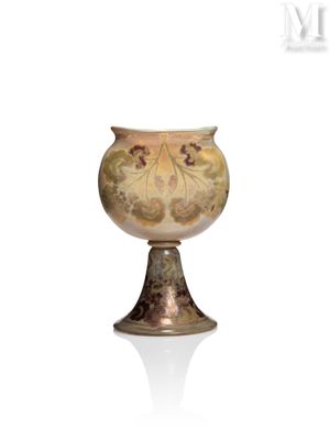 un vase posé sur un support sur une surface blanche