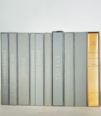 plusieurs livres sont empilés sur une table