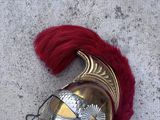 un casque argenté surmonté d'une crête rouge