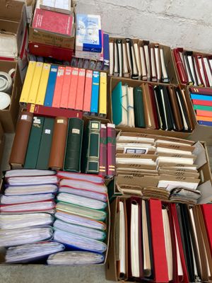 de nombreuses caisses de livres posées les unes à côté des autres sur le sol