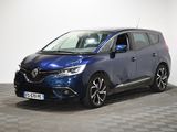 La voiture bleue est garée dans une pièce dont le sol est en damier.