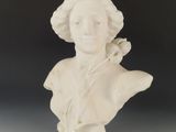 un gros plan sur la statue d'une femme portant un chapeau sur la tête