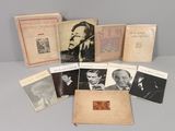 un assortiment de livres anciens exposés sur une table