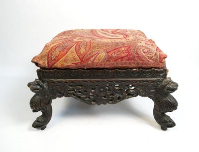 un petit repose-pieds surmonté d'un coussin
