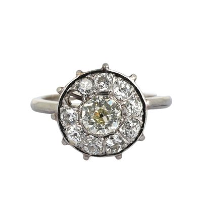 gros plan d'une bague en diamant sur fond blanc