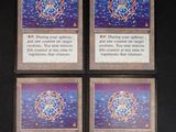 quatre cartes aux motifs différents posées sur une table