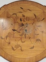 Petite table de milieu, en bois de placage, marqueté de fleu… (photo 2)