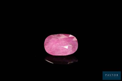 une tourmaline rose posée sur un fond noir