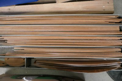 une pile de bois posée sur une étagère