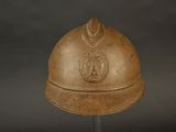 un casque orné d'un lion, posé sur un socle