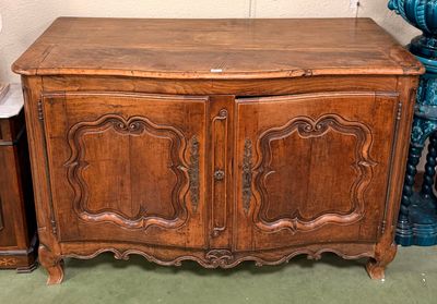 Buffet face galbée en bois ciré ouvrant à deux vantaux décou… - Photo 1