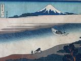 un tableau représentant un bateau sur l'eau, avec une montagne en arrière-plan
