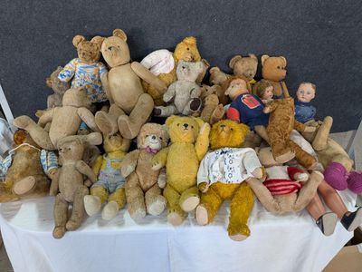 plein d'oursons en peluche posés sur une table