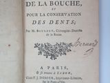 un livre ouvert avec une écriture dessus, posé sur une table